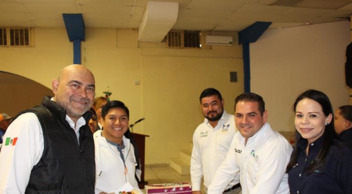 Comparten Rosca de Reyes con empleados municipales de Cd. Mier.
