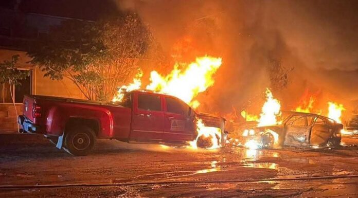 Ataque armado deja herido y cuatro vehículos incendiados