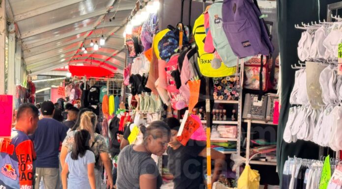 Útiles escolares saturan comercios en Tamaulipas