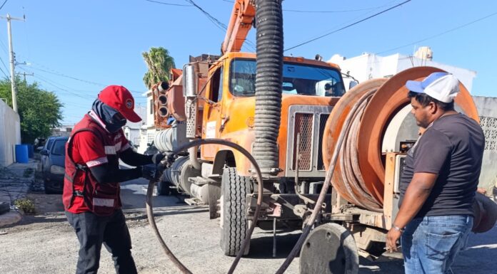 Sondeó COMAPA drenaje sanitario en fraccionamiento Hacienda Las Bugambilias